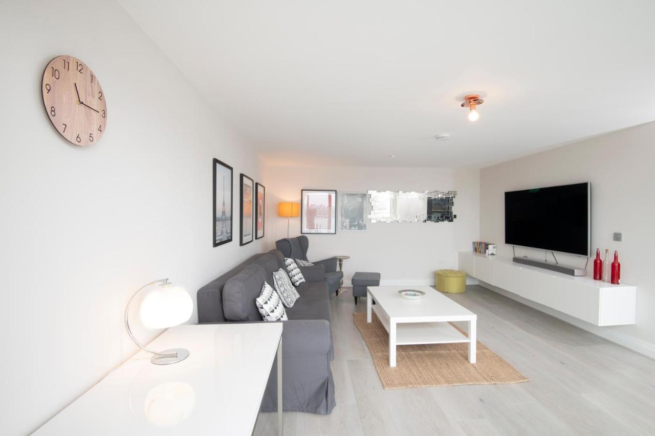 Spacious Apartment With Parking Space, Close To Heathrow, Elizabeth Line And Windsor Μεϊντενχέντ Εξωτερικό φωτογραφία